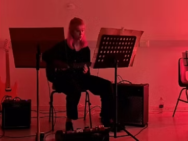 Presentación musical experimental con guitarra