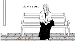 Personaje sentado en una plaza en Taken