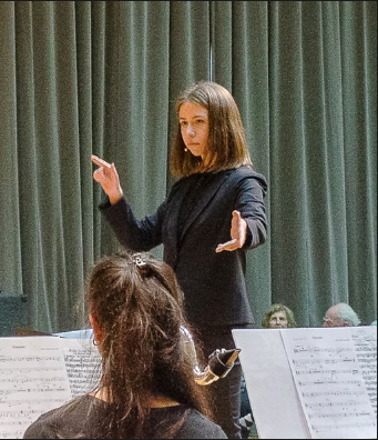 Paulina Sergeichuk dirigiendo una orquesta